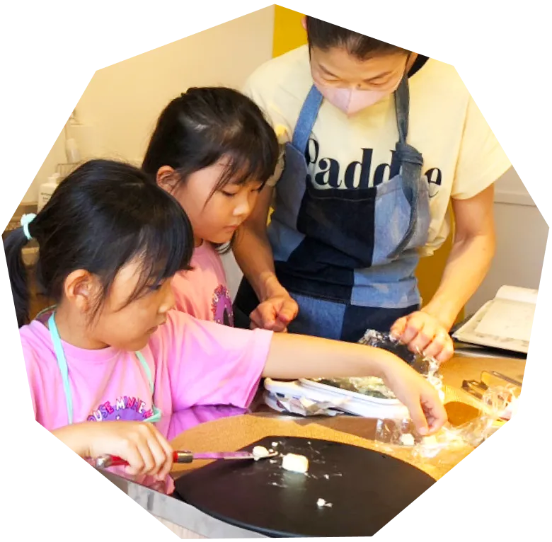 調理をする子どもたち