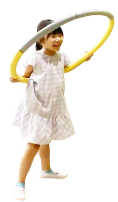 フープで遊ぶ女の子