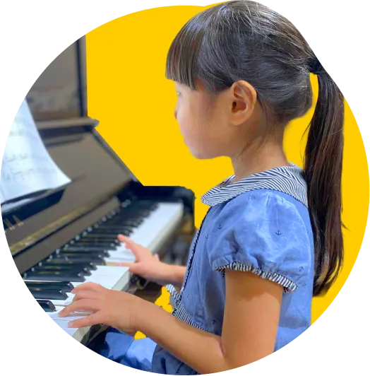 ピアノを弾く子ども